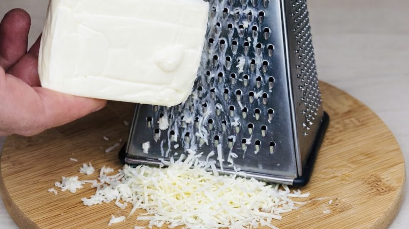 Господині розповіли, як легко натерти плавлений сирок на салат Господині розповіли, як легко натерти плавлений сирок на салат