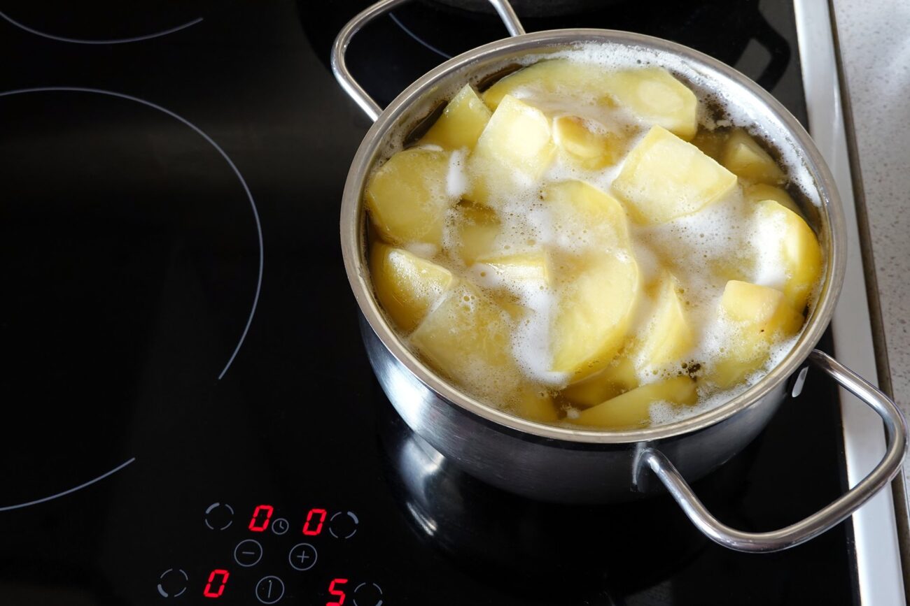 Експерти порадили спосіб, аби очищена картопля не чорніла після очищення перед приготуванням