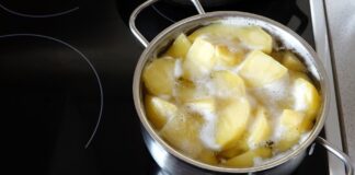 Господині розповіли, куди можна використовувати картопляний відвар 