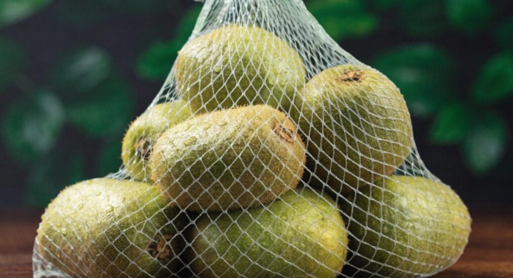 Сіточка від ківі – скарб, який всі викидають: заміняє тертку, зайвий посуд і не тільки. 3 трюки 