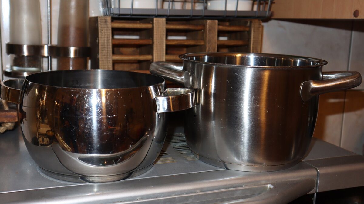 Експерти розповіли, як гріти їжу за допомогою старої дірявої каструлі, яку шкода викидати