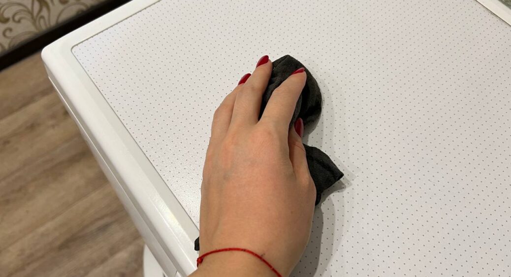 Моя кума за 10 хвилин натирає меблі простою кухонною сумішшю – і пил не осідає мінімум тиждень: рецепт 