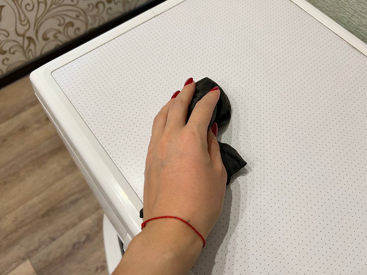 Господині розповіли, як приготувати суміш для протирання меблів від пилу