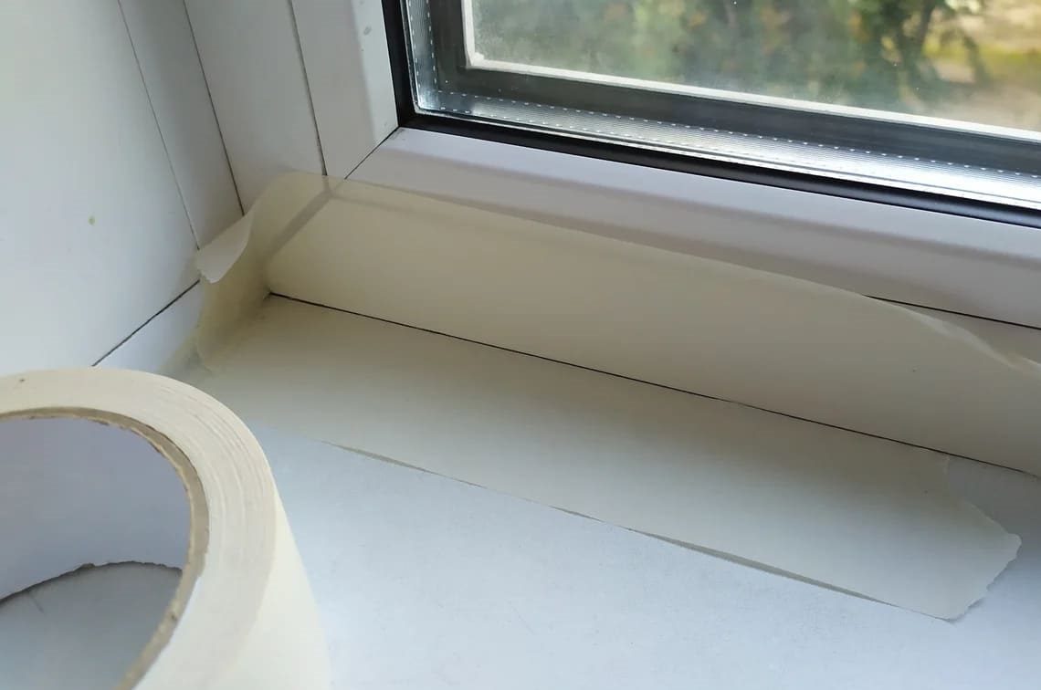 Експерти розповіли, як правильно заклеїти щілини у вікні малярним скотчем, аби утеплити дім