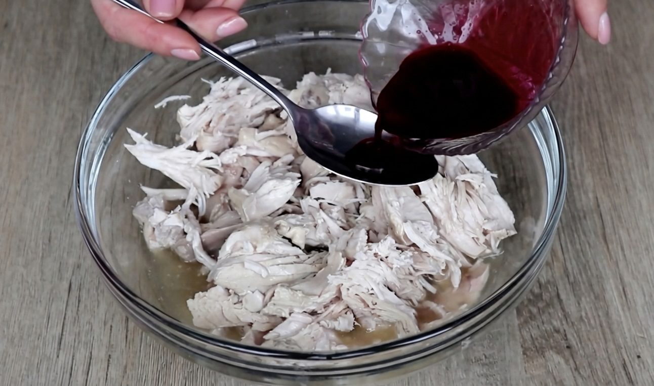 Господині розповіли, як приготувати варену ковбасу в пляшці