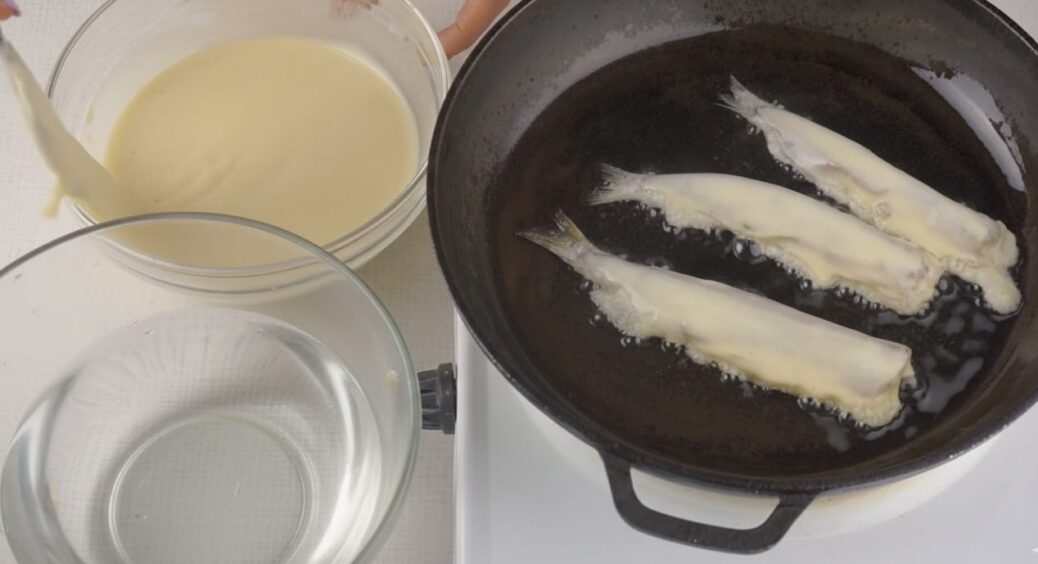 Смажу мойву, а запаху на кухні немає зовсім: ставлю поруч ємність з 2 ложками оцту – він з’їдає” весь сморід 