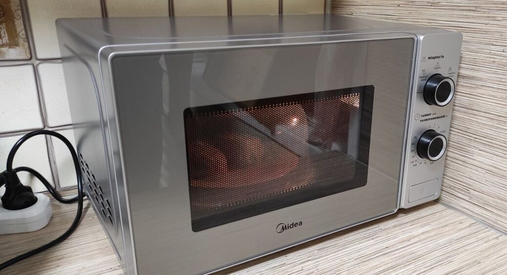 Багато господинь і не здогадуються про приховані можливості мікрохвильової печі: 6 геніальних лайфхаків 