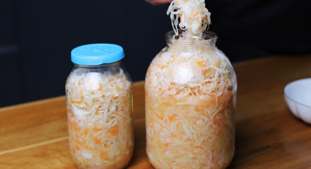 Додаю 1 інгредієнт у воду для квашення — і капуста не м’якне до весни: залишається така ж хрустка 
