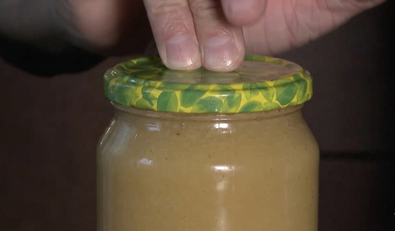 Господині розповіли, як зрозуміти, що консервація зіпсувалася 