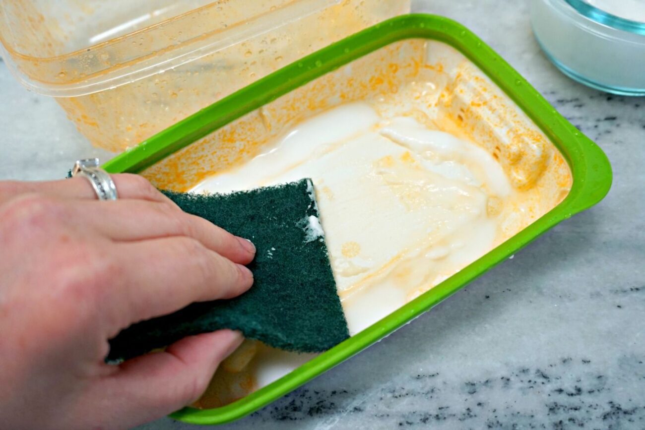 Експерти розповіли, як очистити пластикові контейнери від жиру та бруду швидко і без клопоту