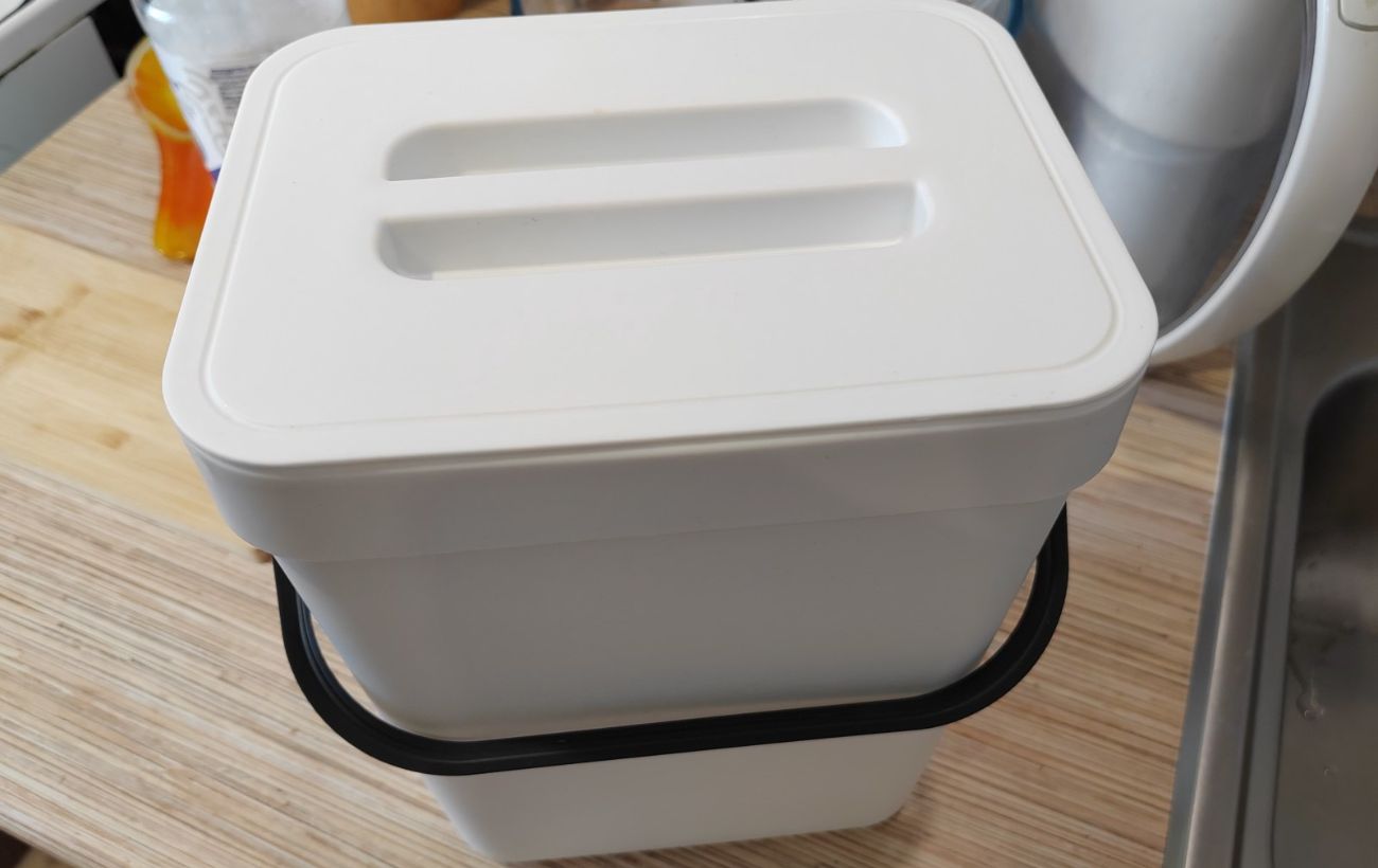 Експерти розповіли, як захистити сміттєве відро від протікання та спростити собі побут