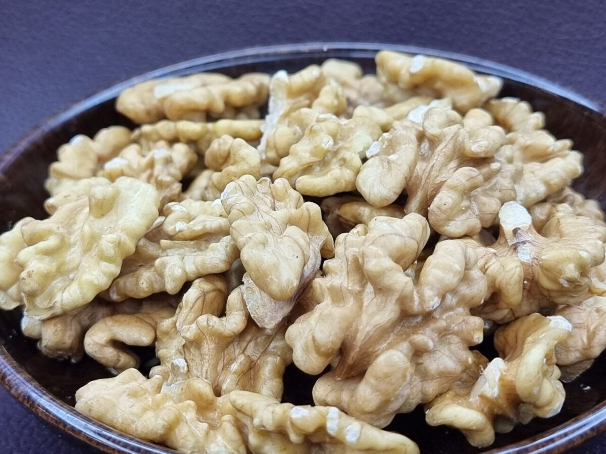 Експерти розповіли, як правильно чистити волоські горіхи без молотка та клопоту – метод