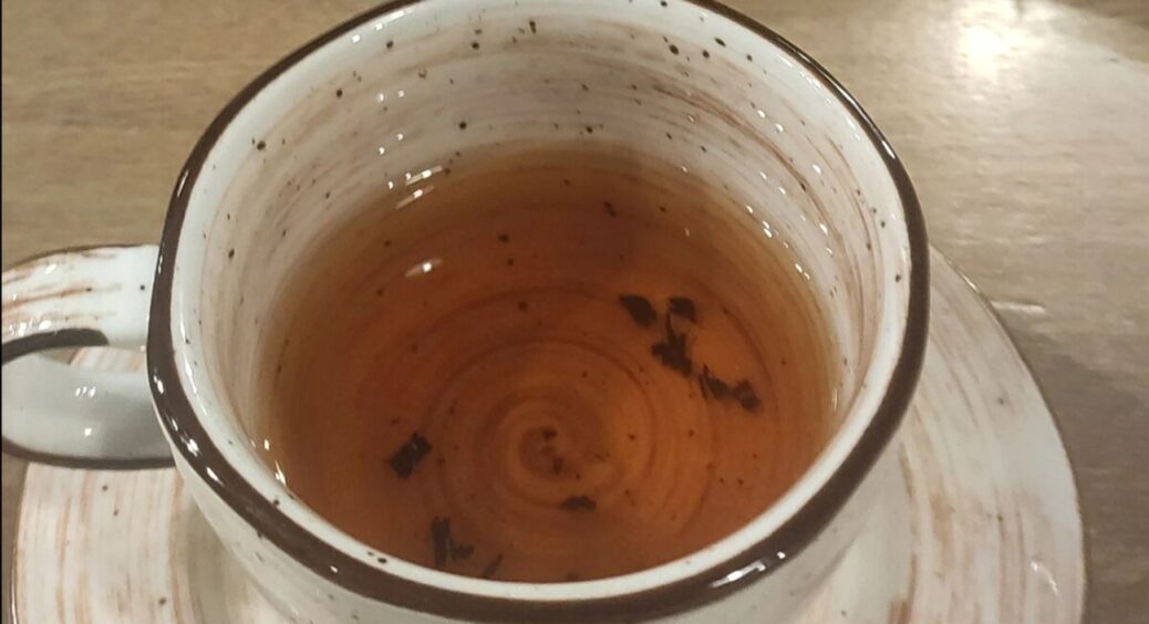 Плями від чаю на чашках зникають без тертя: 1 розчин із кухні допоміг очистити чайний наліт без клопоту 