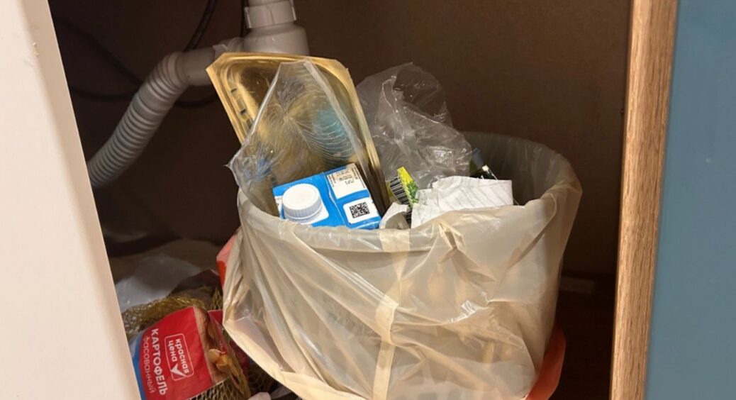 Одягаю на сміттєве відро одразу по 5 пакетів: цьому є 1 зрозуміла причина, яку оцінили всі мої подруги 