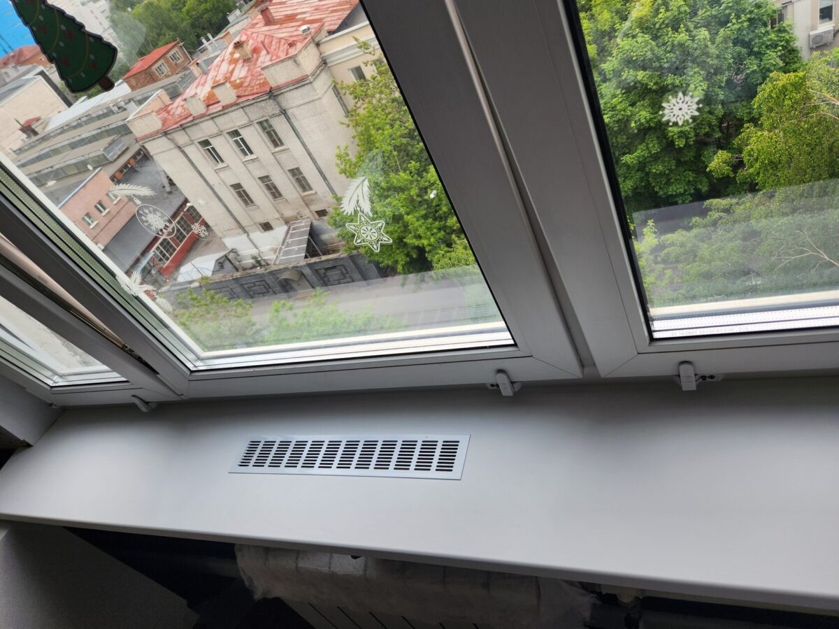 Експерти розповіли, як утеплити підвіконня від протягів швидко та без клопоту — проста порада