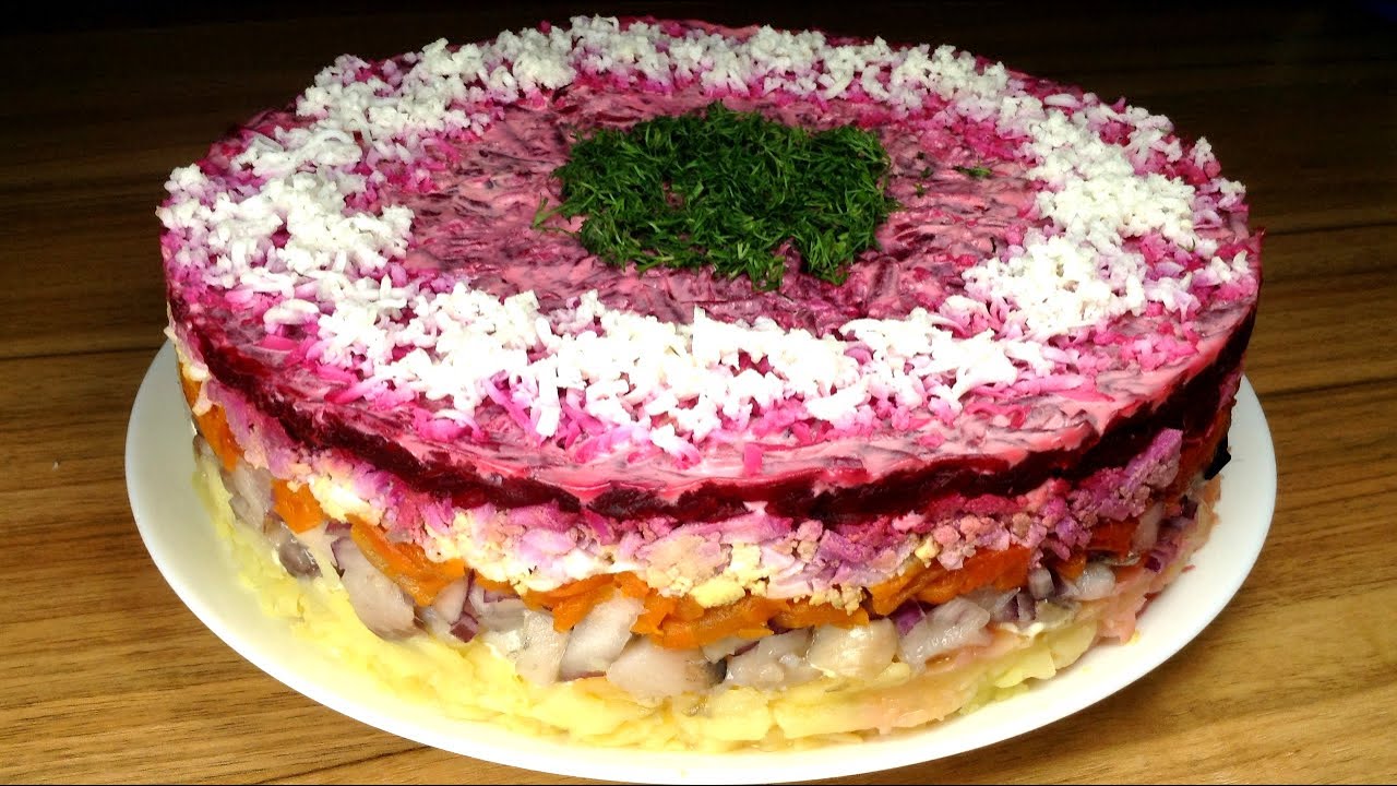 Кулінари розповіли, як приготувати смачний салат з оселедцем нашвидкуруч за оновленим рецептом