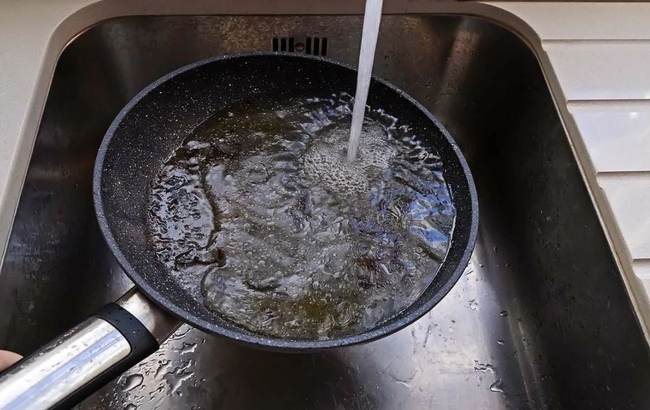 Експерти розповіли, як за допомогою простого засобу очистити сковорідку від бруду та жиру без витрат