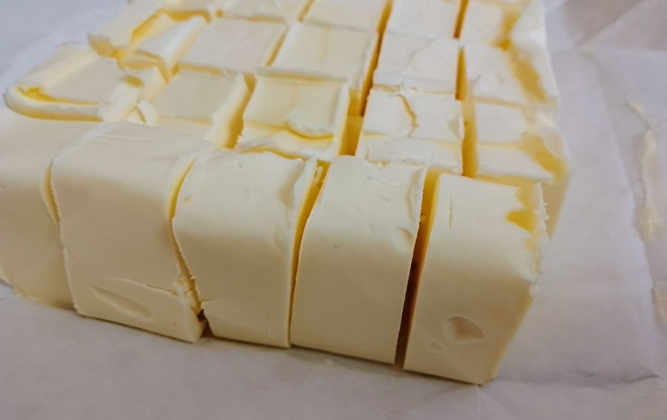 Експерти розповіли, як за лічені секунди відрізнити якісне вершкове масло від підробки — проста дія