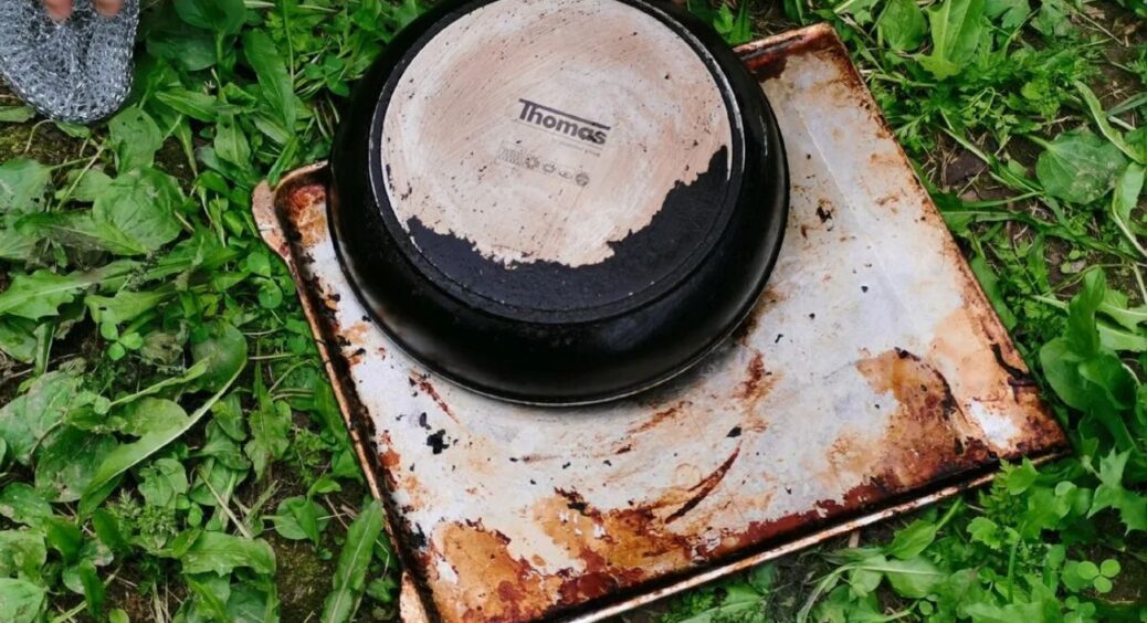 Кума побачила мою сковорідку і не повірила, що їй 15 років: 3 копійчані інгредієнти – і “віковий” нагар зник 