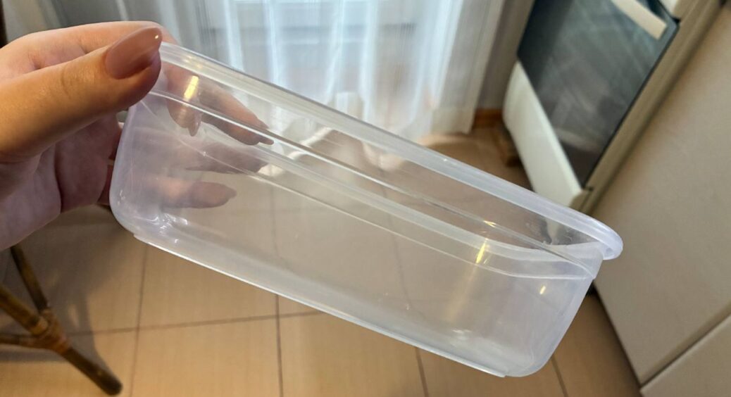 Купила в “Аврорі” найдешевші харчові контейнери — і зробила міні-теплицю для розсади за 10 хвилин 