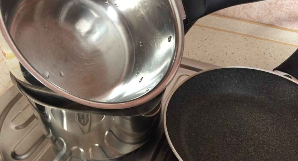 Чоловік вже ніс каструлю у смітник, а я зупинила: 10 хвилин і вона сяє, як новорічна гірлянда 