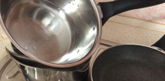 Яким засобом очистити стару каструлю від нагару