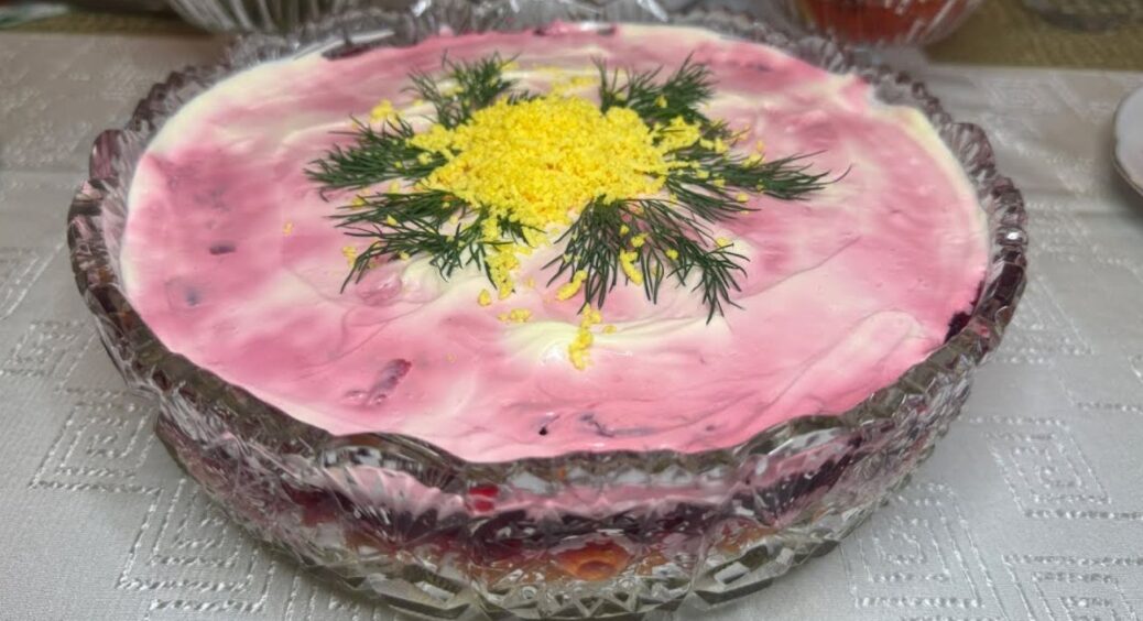 Оселедець “під новою шубою”: салат із 5-х інгредієнтів, який гості випрошують активніше за десерт 