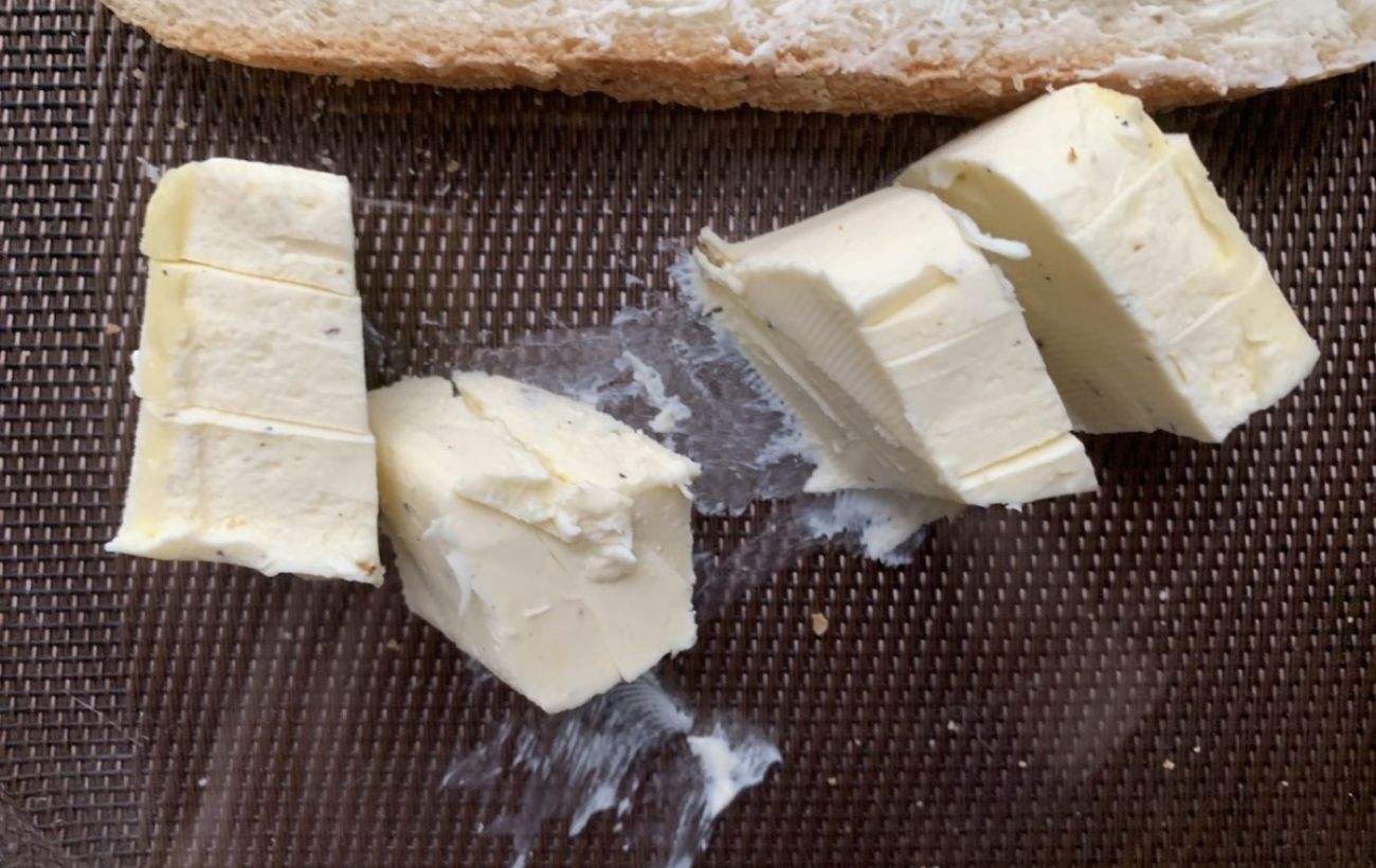 Експерти розповіли, як за лічені секунди відрізнити якісне вершкове масло від підробки — проста дія