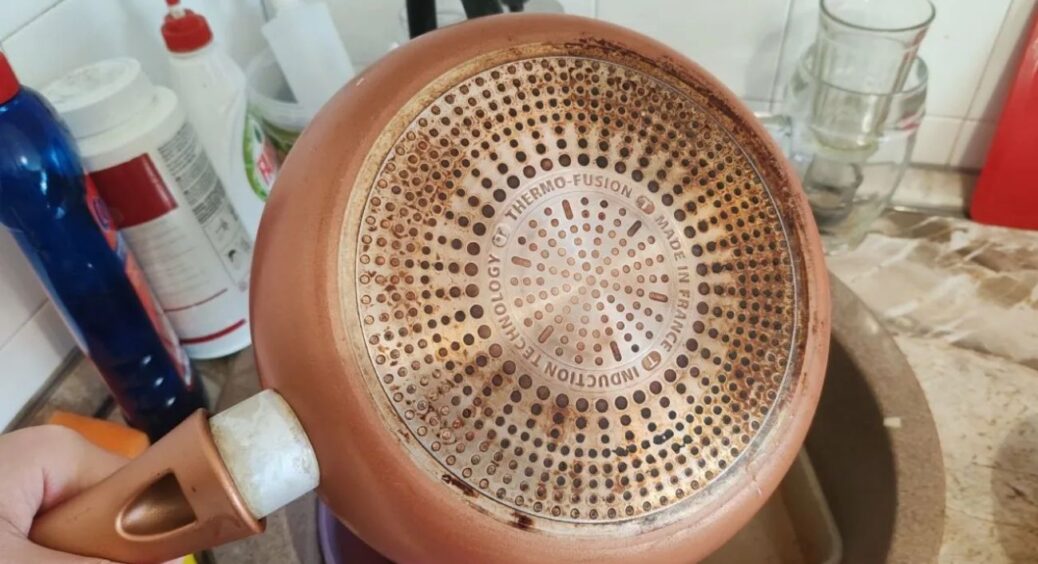 Сковорідку більше не шкрябаю ножем: 2 ложки цього — і нагар сходить під натиском мого нігтя 