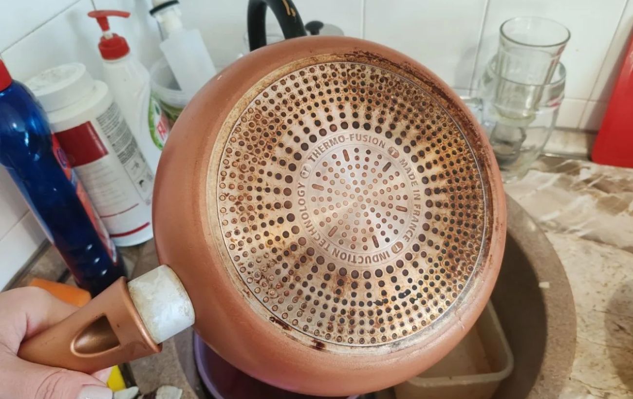 Як очистити сковорідку від бруду та жиру