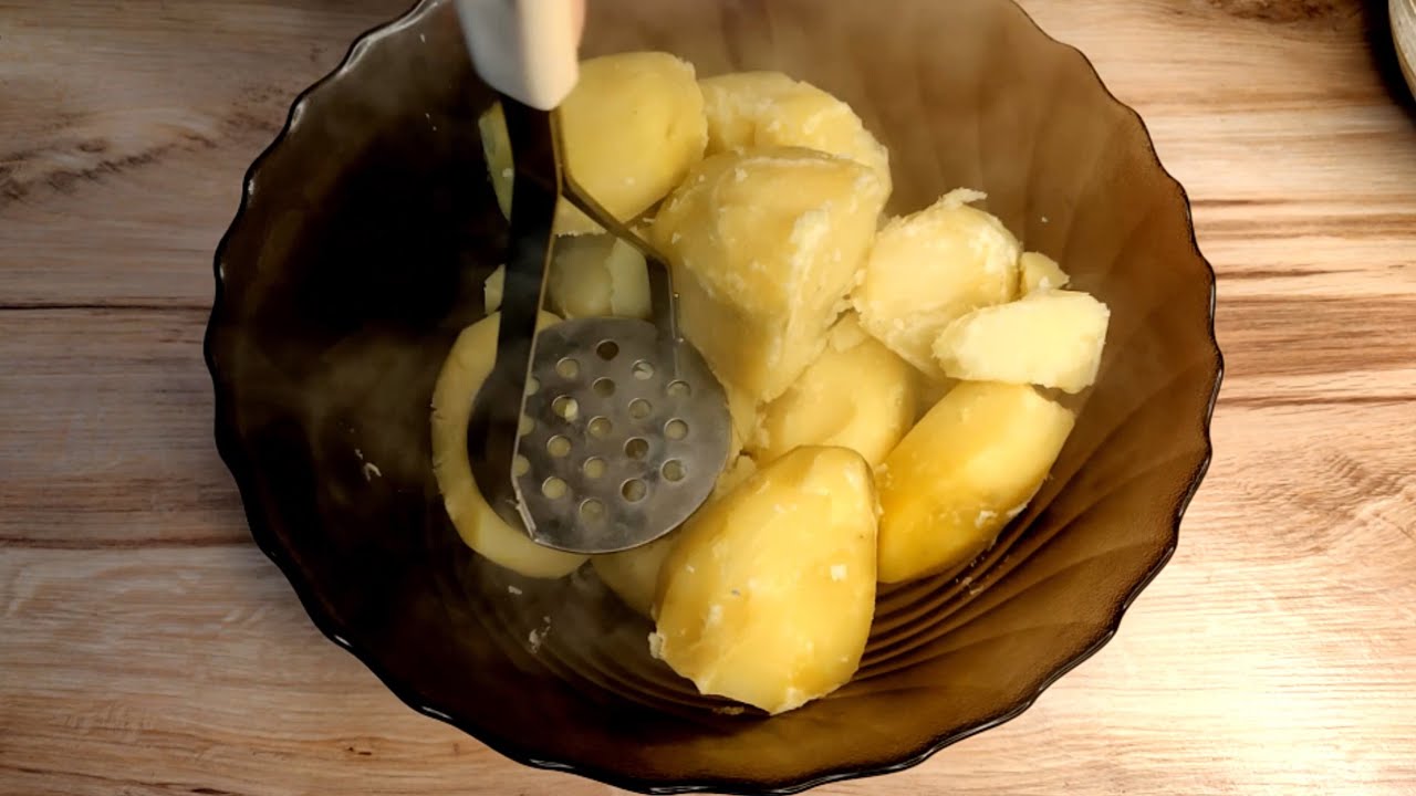 Експерти порадили спосіб, аби очищена картопля не чорніла після очищення перед приготуванням