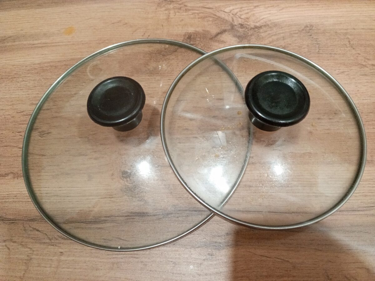 Експерти розповіли, як очистити скляні кришки від жиру і бруду за лічені хвилини без кип'ятіння