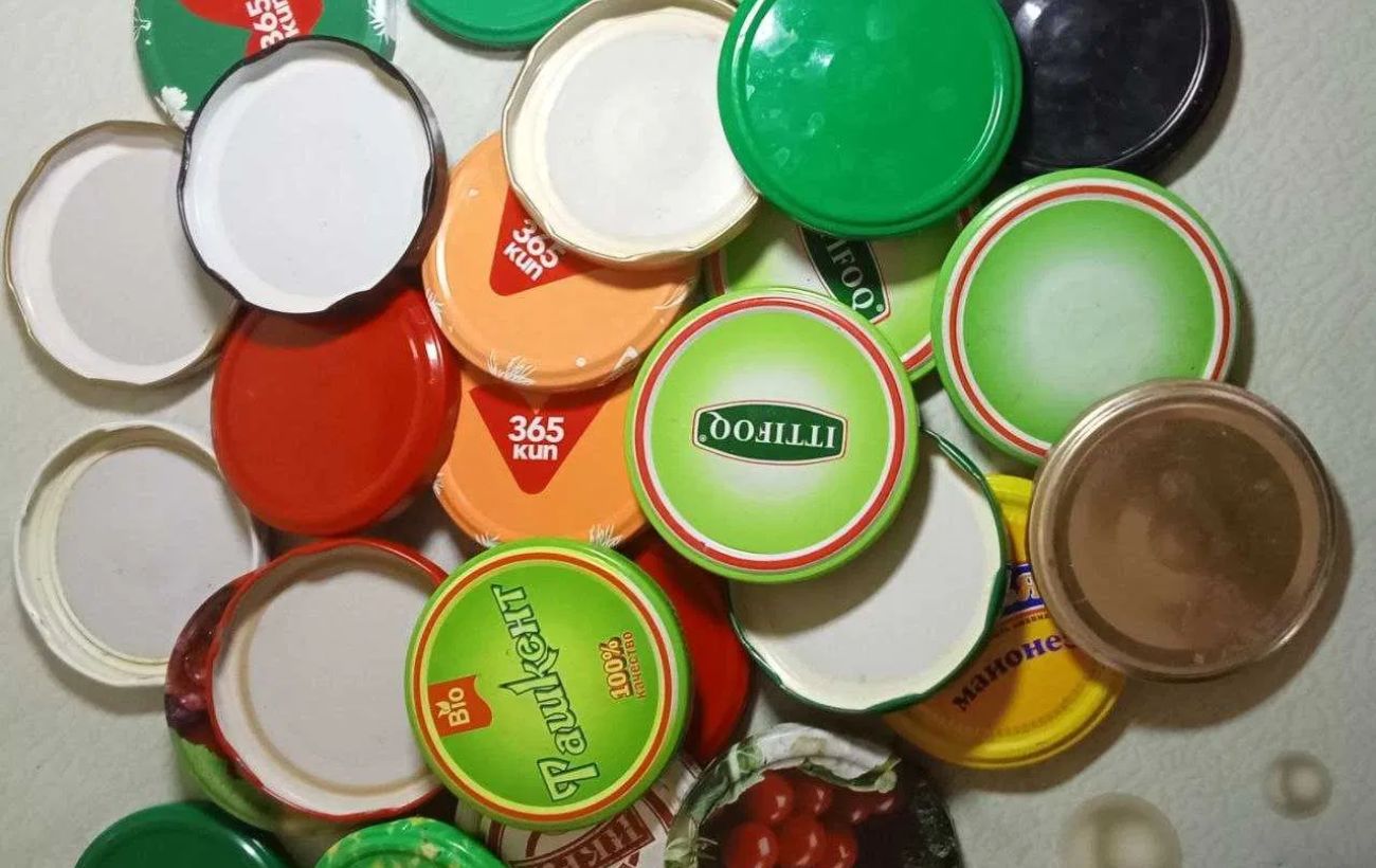 Експерти порадили, як зробити з кришок від банок простір для зберігання різних дрібниць