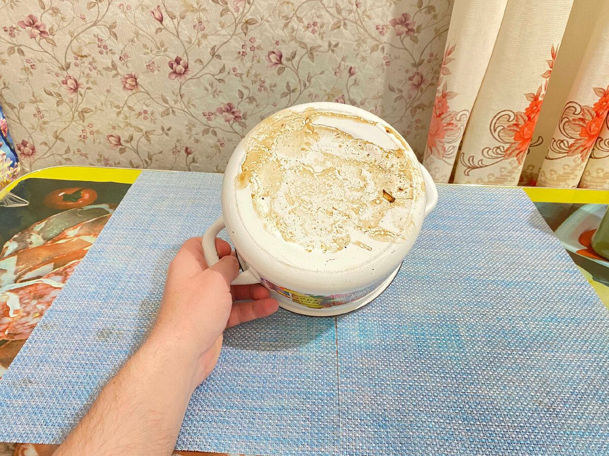 Експерти розповіли, як гріти їжу за допомогою старої дірявої каструлі, яку шкода викидати