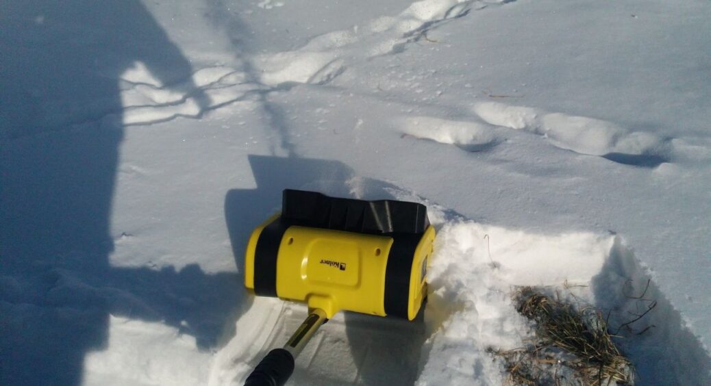 Чоловік притаскав додому “ноу-хау”: акумуляторну лопату для прибирання снігу. Ось що можу сказати 