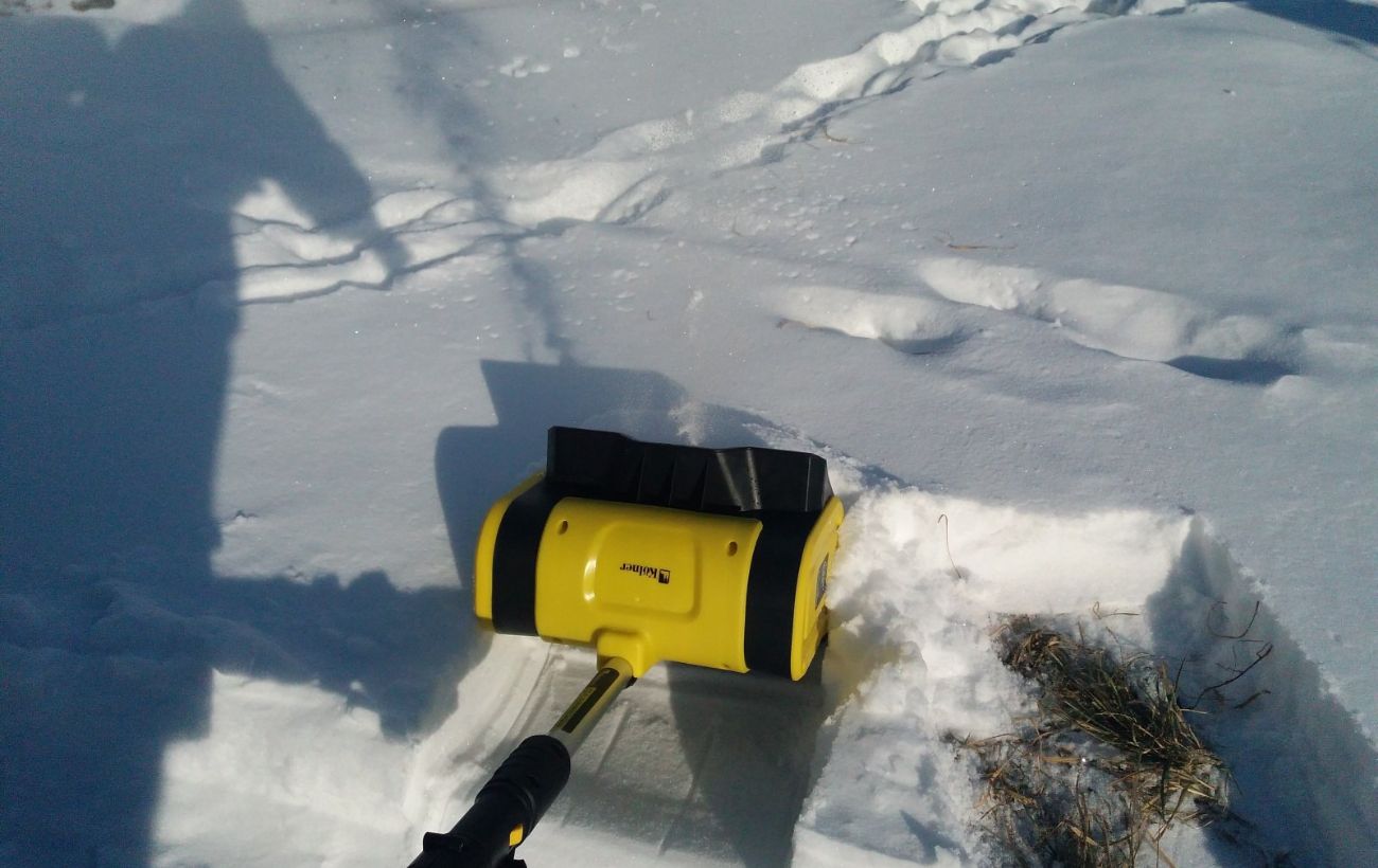 Чи варто купувати акумуляторну лопату для снігу