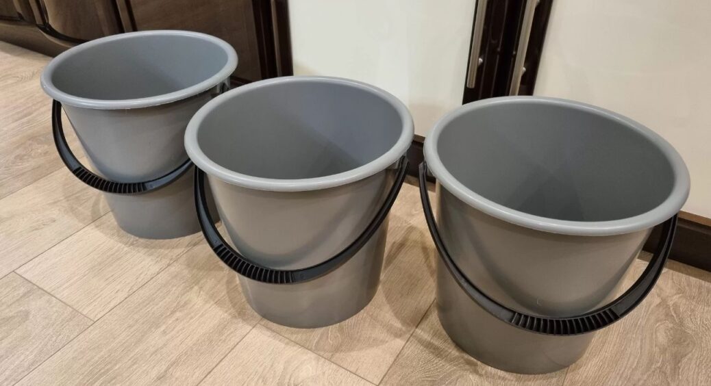 Пластикові відра з тріщинами не викидаю: 1 переробка — і вони рятують рослини і примножують урожай 