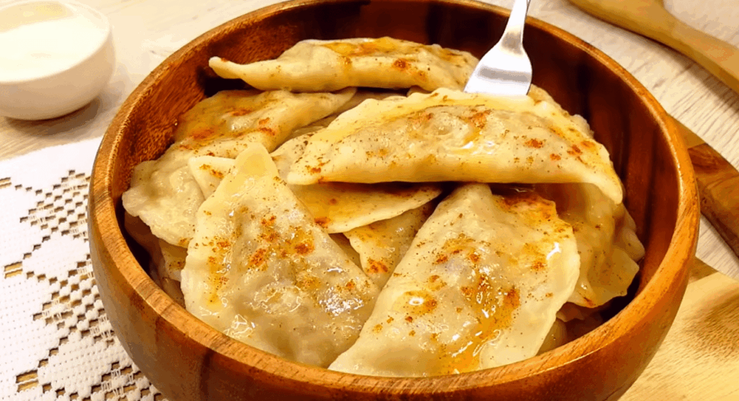 Я спершу поставилася до цієї начинки з підозрою: тепер не уявляю вареників без неї і ревниво бережу рецепт 