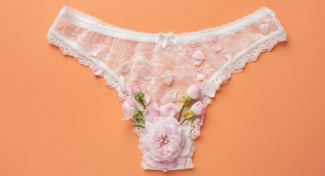 Маленька вставка на жіночій білизні – не декор і не “кишенька”: більшість навіть не здогадується, навіщо це 