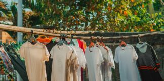 Експерти порадили, як ефективно видаляти плями з кольорових речей