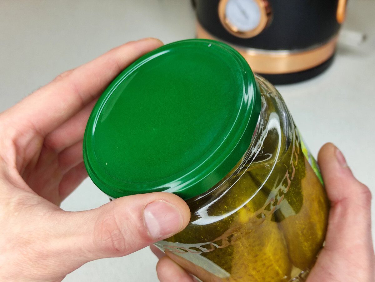 Господині розповіли, як з користю використати кришки від банок у побуті. Фото: скриншот з відео