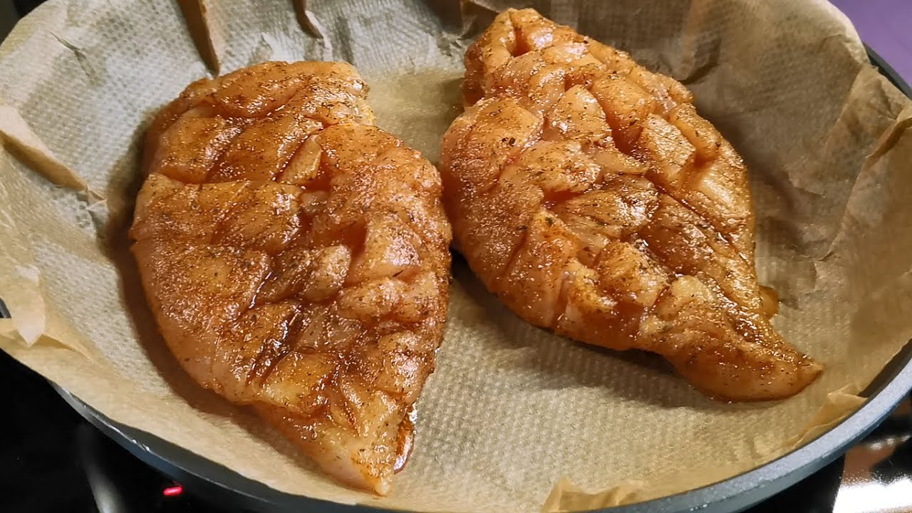 Кулінари розкрили головну хитрість, яка допоможе приготувати нереально соковиту курячу грудку