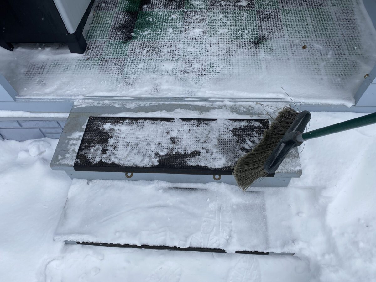 Експерти порадили засіб без хімічних реагентів для танення льоду на подвір'ї без шкоди для плитки