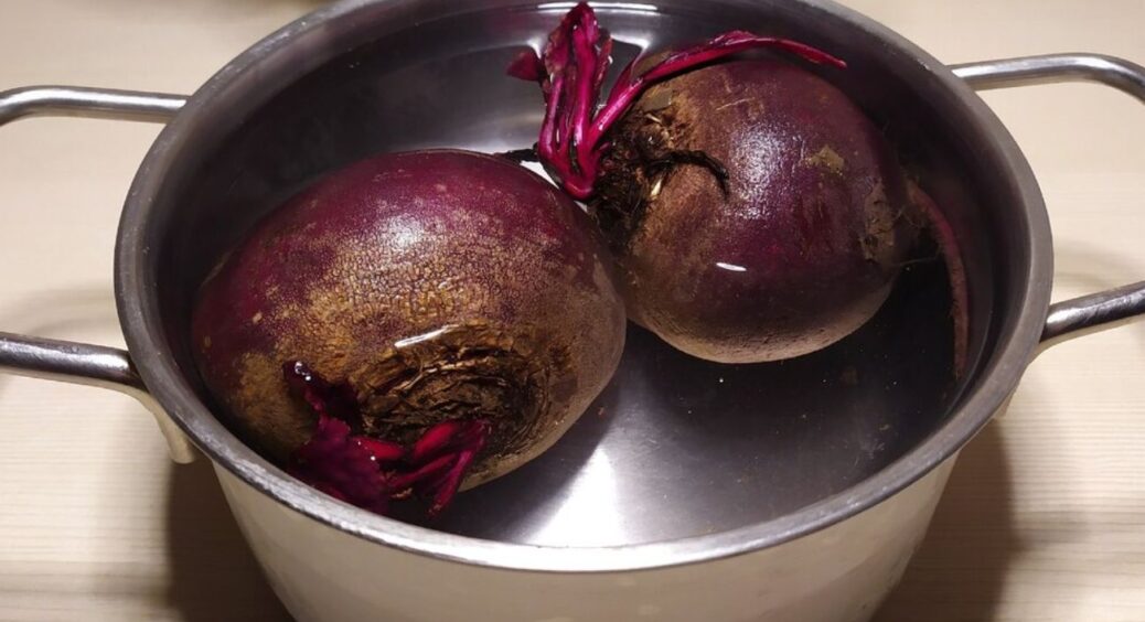 Буряк не втрачає колір при варінні: додаю 1 ст. ложку — не оцет і не цукор. Працює безвідмовно завжди 