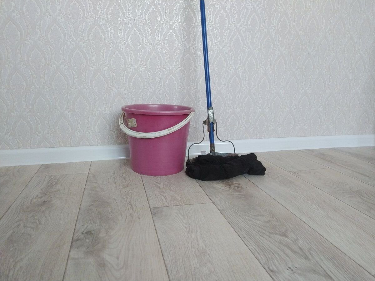 Експерти пояснили, як використовувати кондиціонер для білизни для миття підлоги без розводів