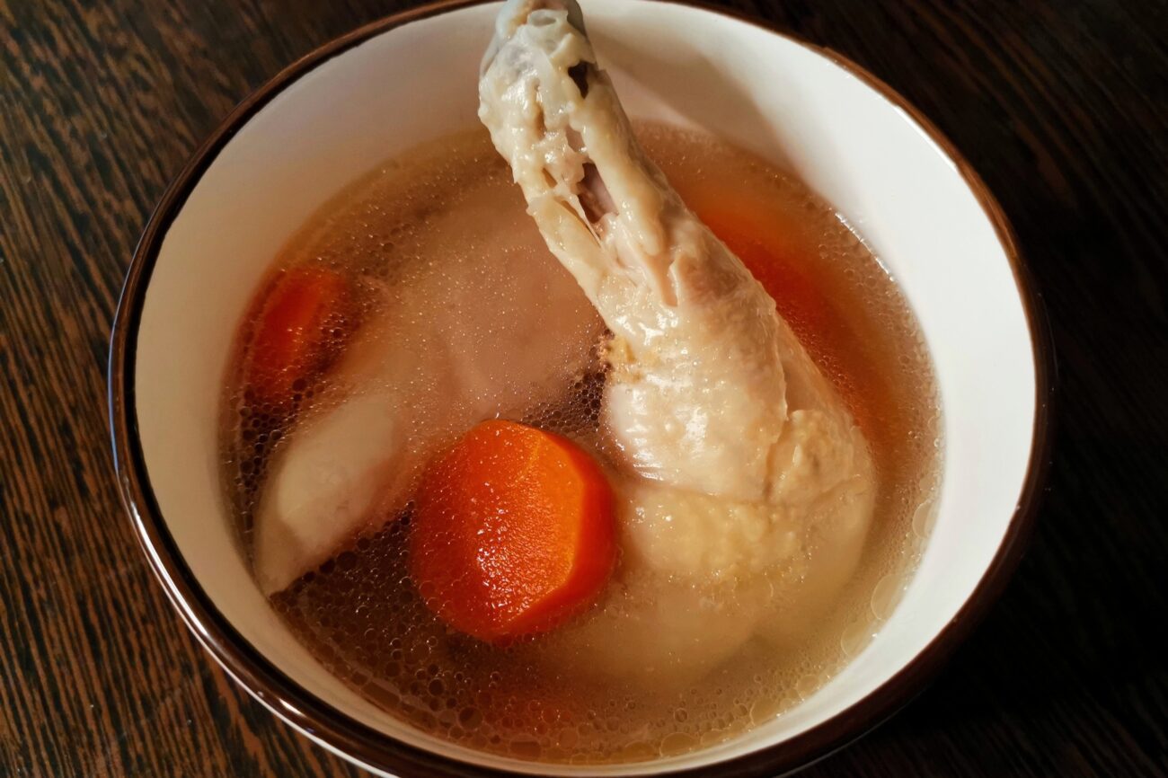 Господині розповіли, яку просту дію виконати, аби у вас вийшов ідеальний прозорий бульйон