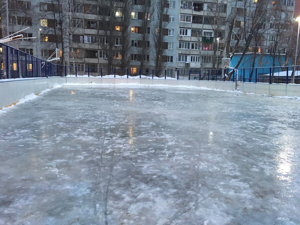 Експерти розповіли, як можна прибрати сніг і лід біля свого будинку, аби гуляти було комфортно