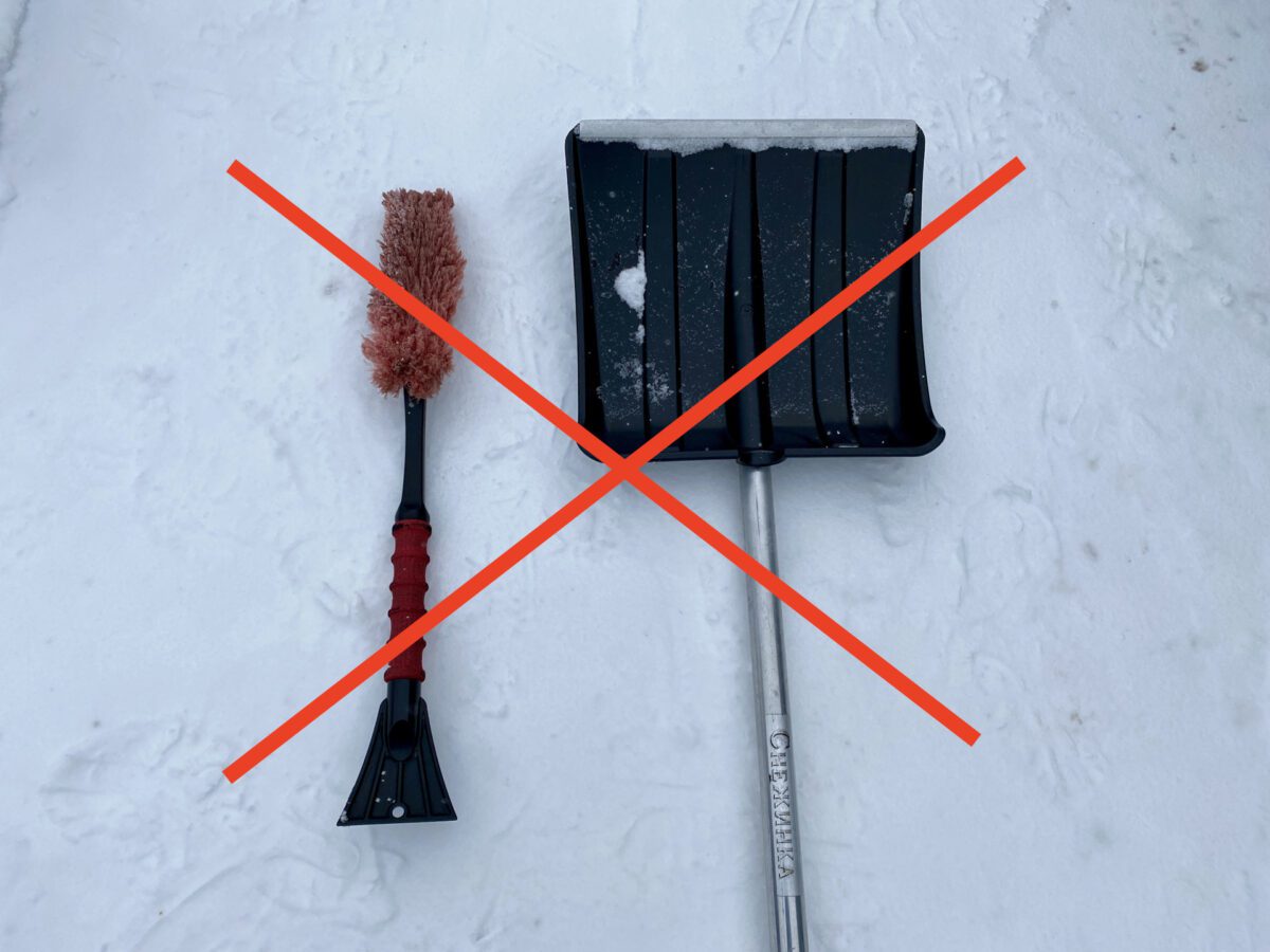 Як очистити подвір'я від льоду легко