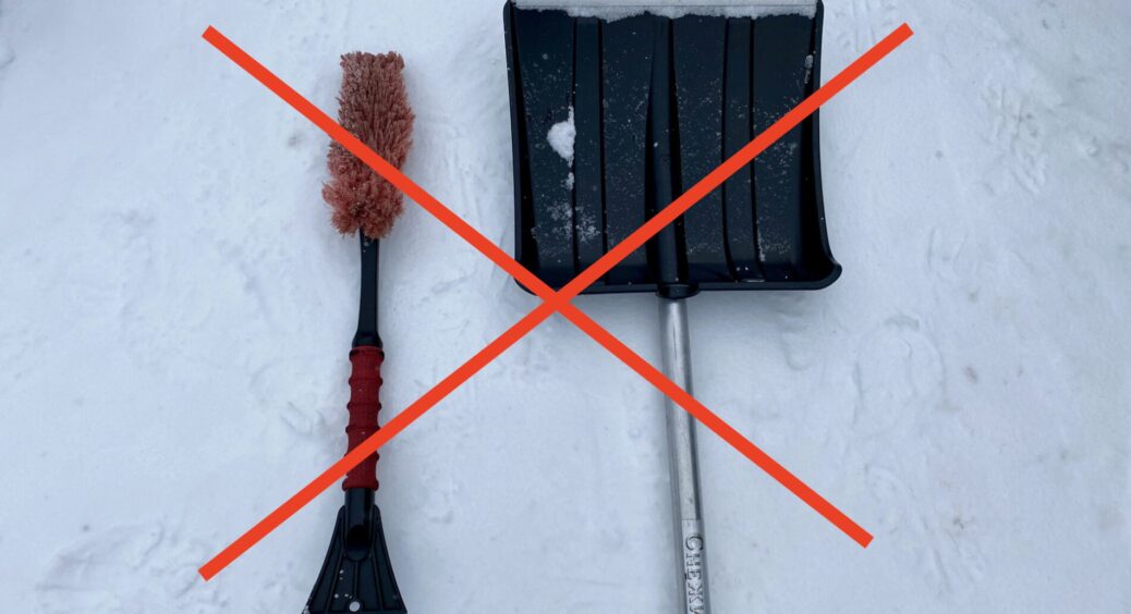 Лід біля дому тане без шкоди для плитки: змішала у відрі 2 компоненти — і доріжка стала ідеально чиста 