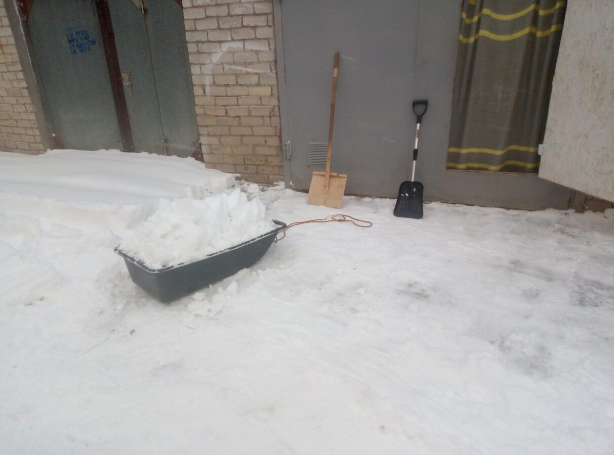 Експерти порадили засіб без хімічних реагентів для танення льоду на подвір'ї без шкоди для плитки